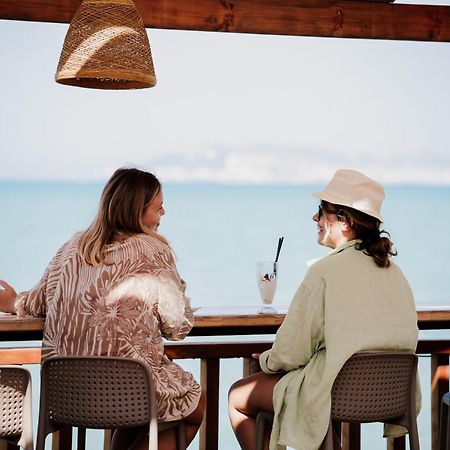 Klajdi Resort & Spa โกเลม ภายนอก รูปภาพ Two women at a beach bar
