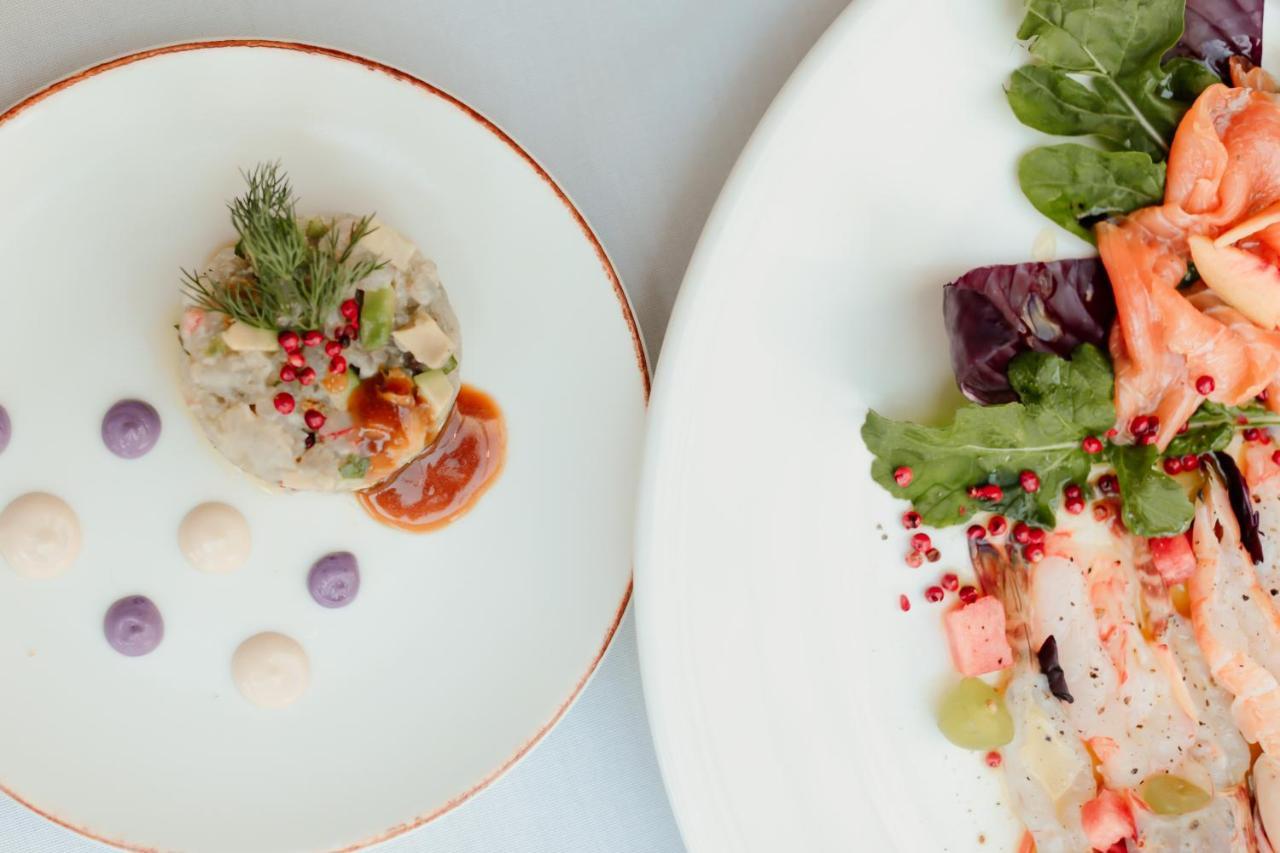 Klajdi Resort & Spa โกเลม ภายนอก รูปภาพ Dishes at the restaurant