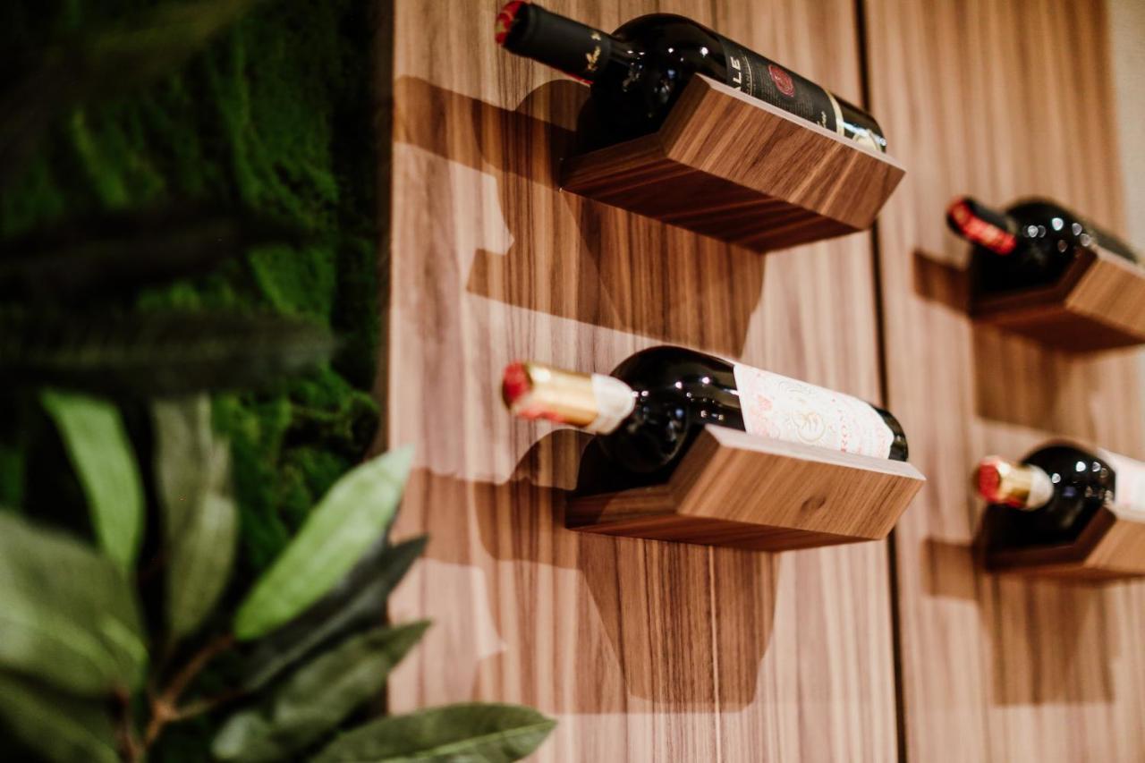Klajdi Resort & Spa โกเลม ภายนอก รูปภาพ Wine bottles stored on a wall mounted wine rack