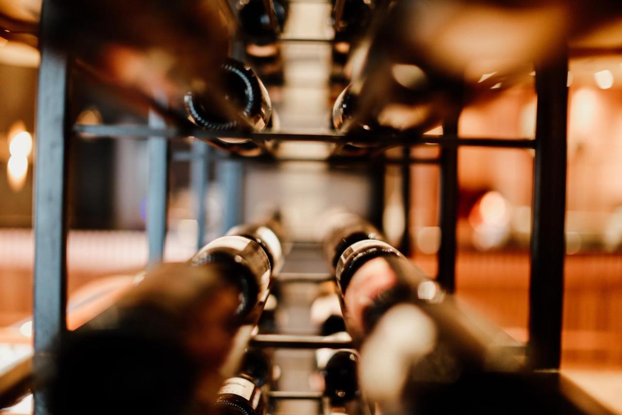 Klajdi Resort & Spa โกเลม ภายนอก รูปภาพ Wine bottles in a wine rack